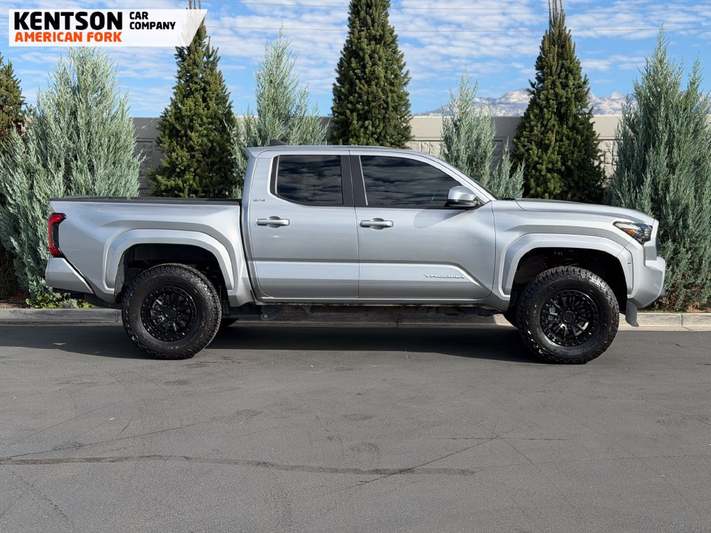Used 2025 Toyota Tacoma SR5 AWD/4WD image 9
