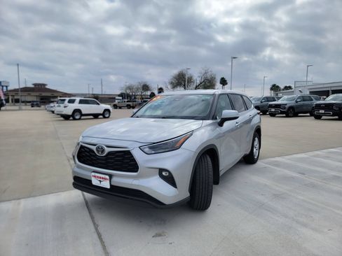 Used 2024 Toyota Highlander LE AWD/4WD image 3