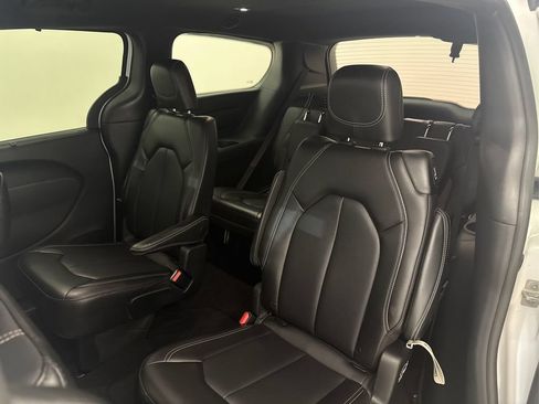 Used 2025 Chrysler Pacifica Select FWD image 16