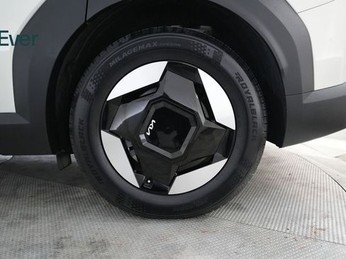 Used 2024 Kia EV9 Light Long Range RWD image 19