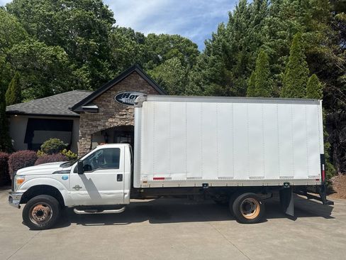 Used 2015 Ford F550 2WD Regular Cab Super Duty image 1