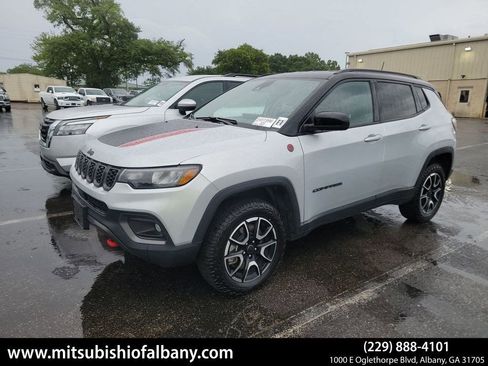 Used 2025 Jeep Compass Trailhawk AWD/4WD image 1