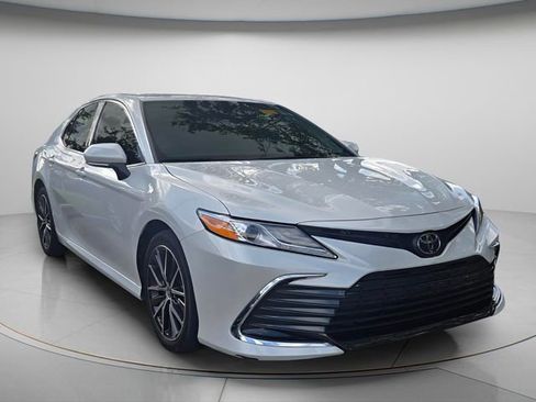 Used 2021 Toyota Camry XLE image 5