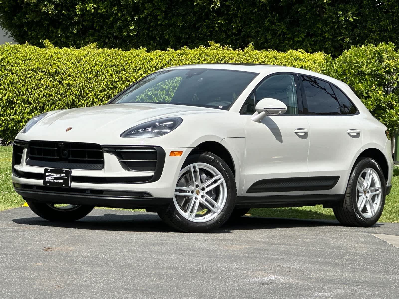 Certified 2025 Porsche Macan AWD/4WD image 1