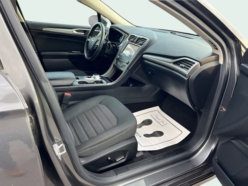 Used 2020 Ford Fusion SE image 17