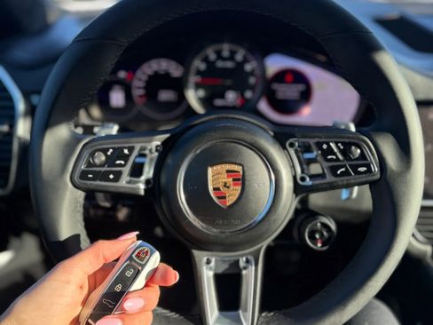 Used 2022 Porsche Cayenne Turbo image 3