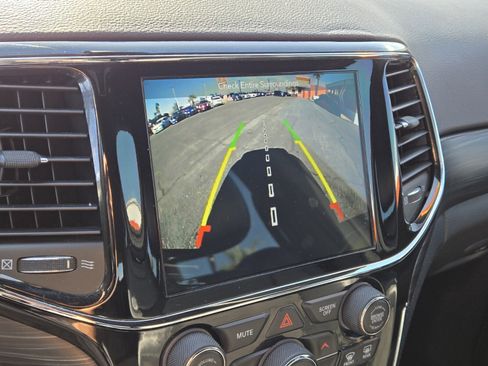 Used 2019 Jeep Grand Cherokee Altitude image 21