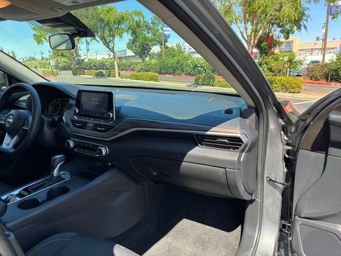 Used 2025 Nissan Altima 2.5 SV image 34