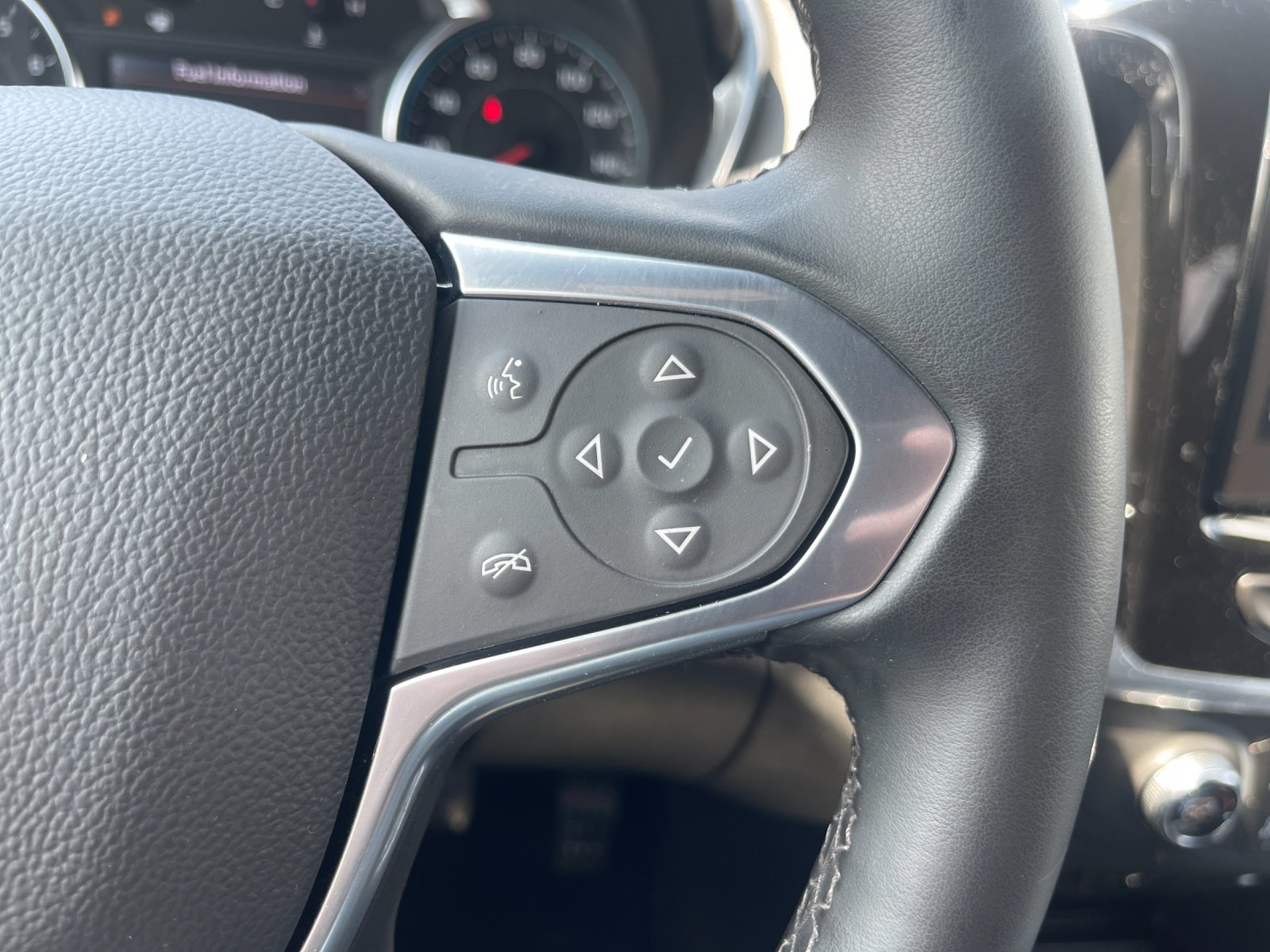 Used 2023 Chevrolet Traverse LT FWD image 28