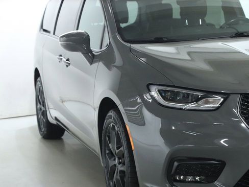 Used 2021 Chrysler Pacifica Touring-L w/ Uconnect Theater Family Group image 9