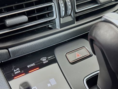 Certified 2025 Porsche Macan image 18