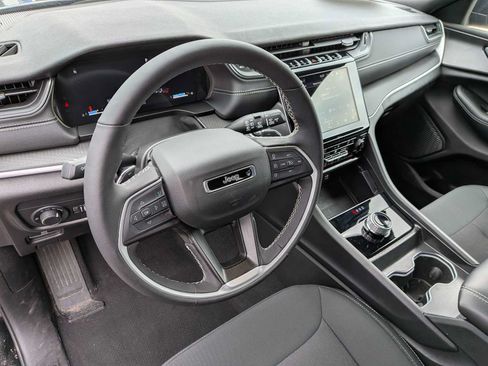 Used 2025 Jeep Grand Cherokee Laredo X w/ Luxury Tech Group I AWD/4WD image 13