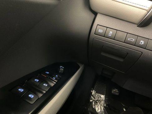 Used 2018 Toyota Camry SE w/ Moonroof Package FWD image 18
