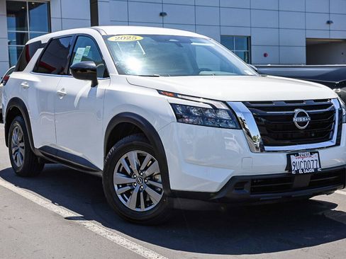 Used 2025 Nissan Pathfinder S FWD image 1