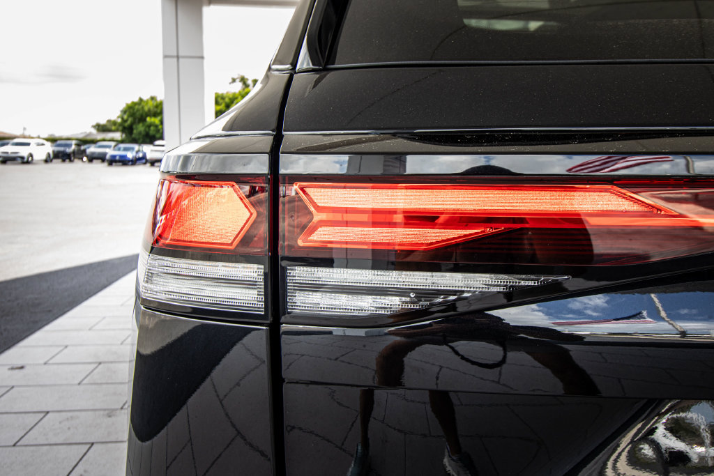 New 2026 Volkswagen Tiguan SE R-Line FWD image 14