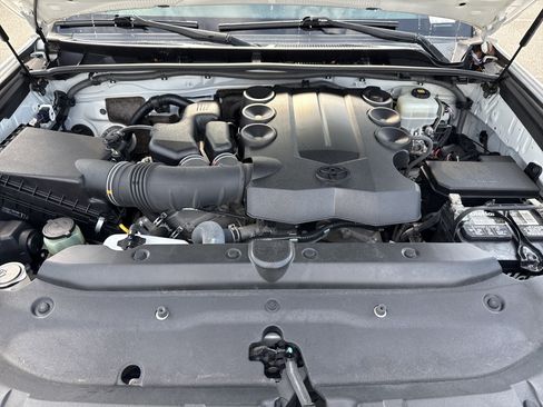 Used 2019 Toyota 4Runner SR5 AWD/4WD image 35