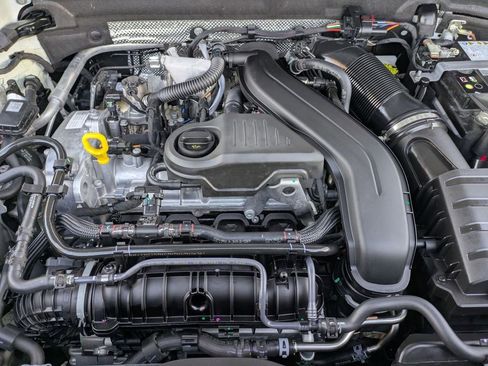 Certified 2025 Volkswagen Taos SE image 24