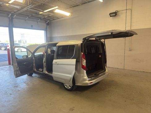 Used 2021 Ford Transit Connect XLT FWD image 12