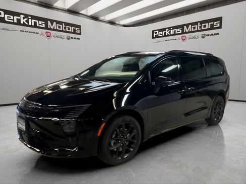 New 2027 Chrysler Pacifica Limited w/ S Appearance Package AWD/4WD image 1