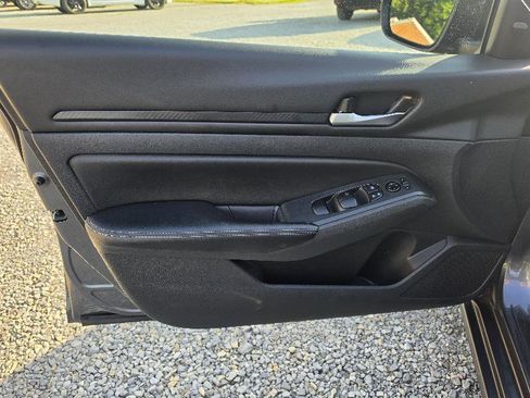 Used 2025 Nissan Altima 2.5 SV FWD image 7