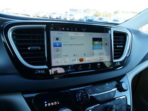 Used 2023 Chrysler Pacifica Touring-L image 26