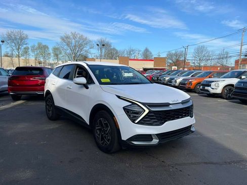 Used 2025 Kia Sportage LX image 3