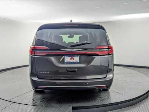 Used 2023 Chrysler Pacifica Touring-L image 7