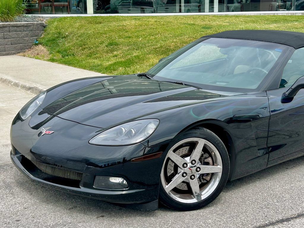 Used 2005 Chevrolet Corvette Convertible w/ Preferred Equipment Group RWD image 2