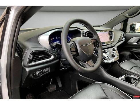 Used 2026 Chrysler Pacifica Premium FWD image 17