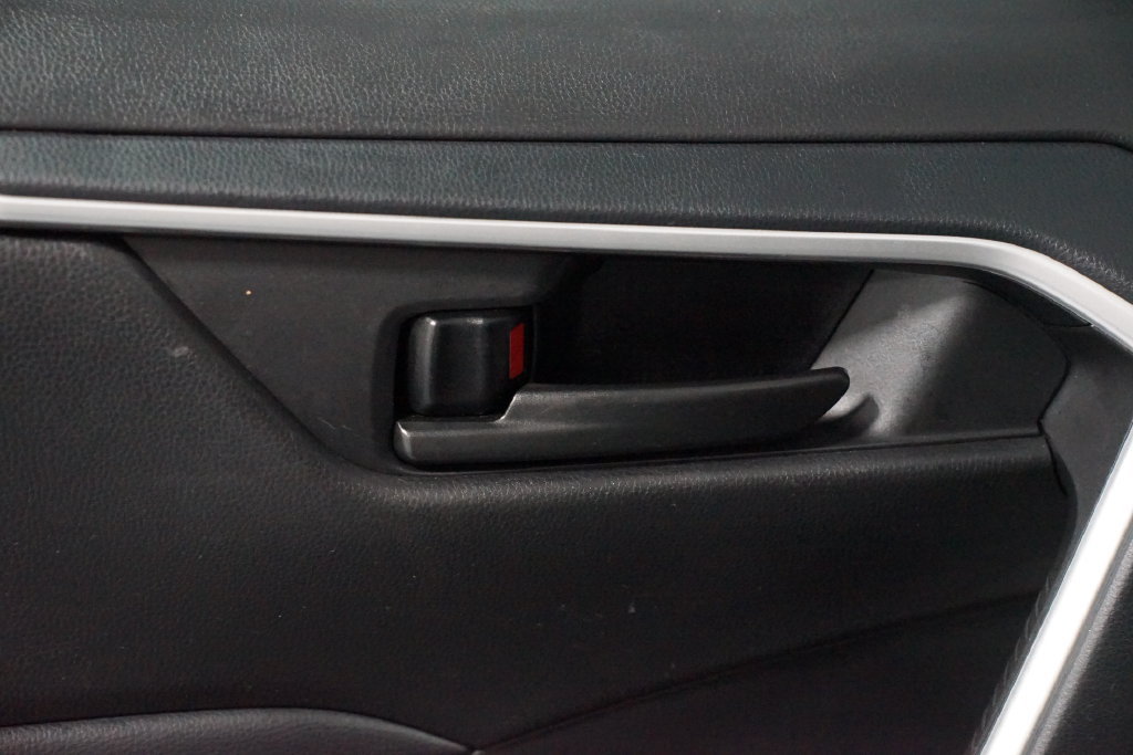 Certified 2025 Toyota RAV4 LE FWD image 31