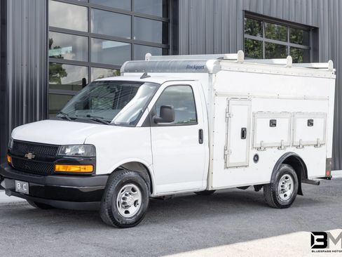 Used 2021 Chevrolet Express 3500 w/ Driver Convenience Package RWD image 2