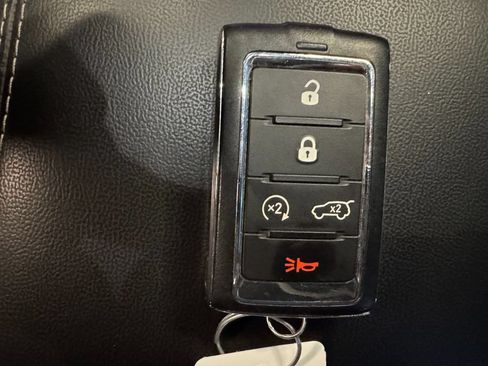 Used 2023 Jeep Grand Cherokee Limited w/ Black Appearance Package AWD/4WD image 17