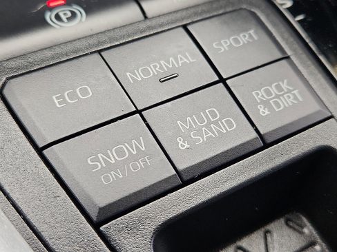 Used 2019 Toyota RAV4 LE image 23