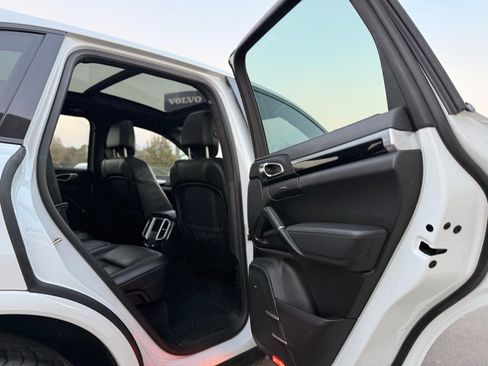 Used 2018 Porsche Cayenne image 17