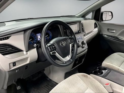 Used 2018 Toyota Sienna LE FWD image 17