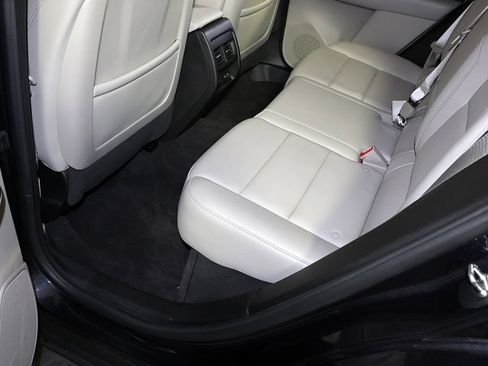 Used 2023 Cadillac XT4 Luxury w/ Cold Weather Package FWD image 26