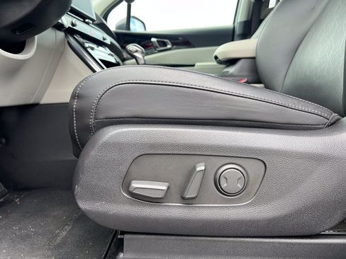 Used 2024 Kia Carnival EX FWD image 19
