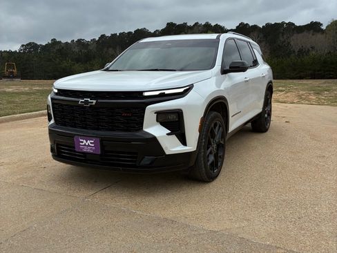 Used 2024 Chevrolet Traverse RS image 1