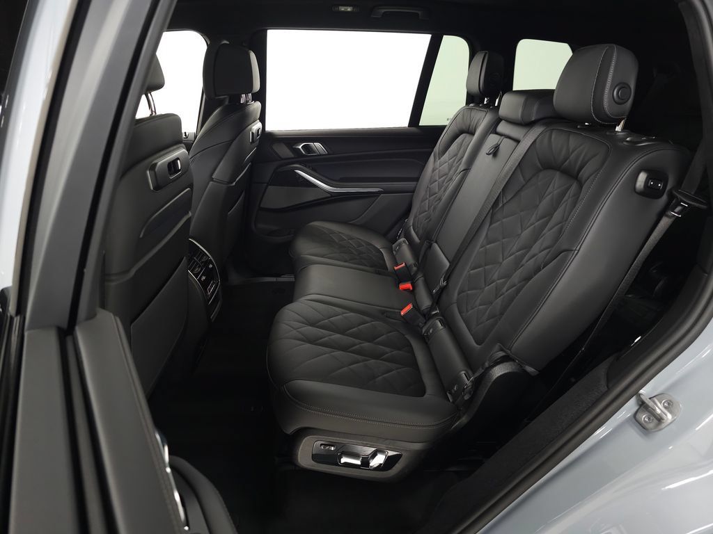 Used 2026 BMW X7 xDrive40i w/ M Sport Package AWD/4WD image 40