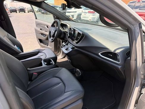 Used 2025 Chrysler Pacifica Select FWD image 28