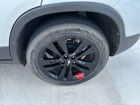 Used 2020 Chevrolet Trax LT w/ Sun & Sound Package FWD image 9