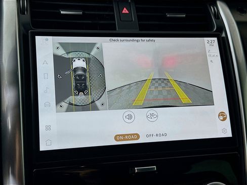 Used 2024 Land Rover Discovery Dynamic SE image 12