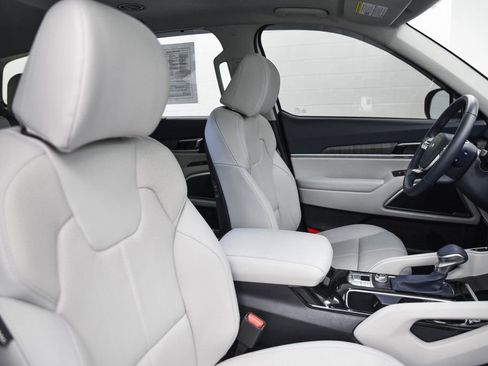 Used 2025 Kia Telluride EX image 17