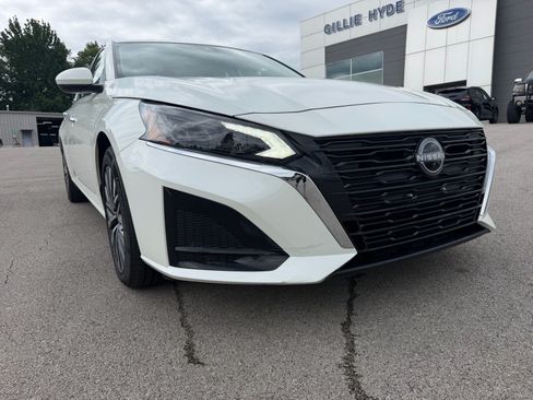 Used 2024 Nissan Altima 2.5 SV w/ SV Premium Package FWD image 4
