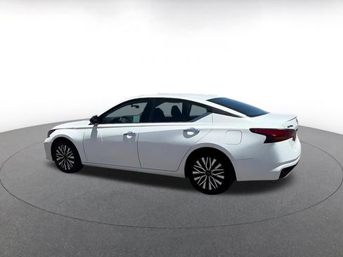 Used 2025 Nissan Altima 2.5 SV FWD image 10