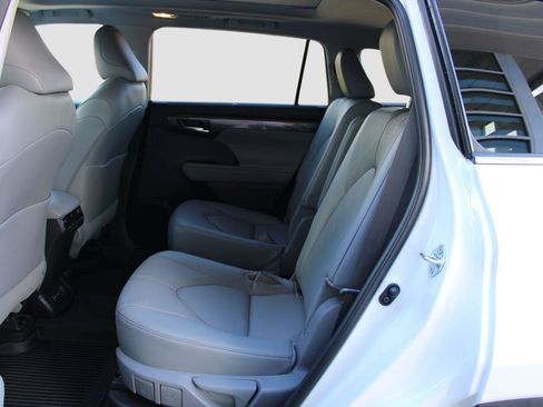 Used 2026 Toyota Highlander Platinum AWD/4WD image 42