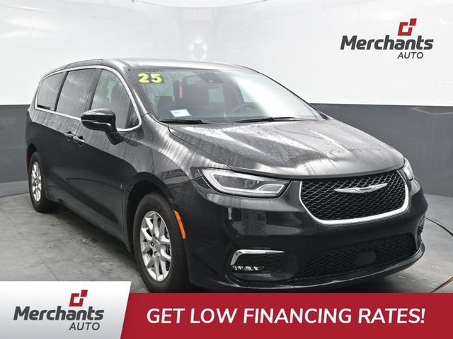 Used 2025 Chrysler Pacifica Select FWD image 1
