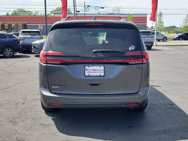 Used 2021 Chrysler Pacifica Touring-L w/ S Appearance Package FWD image 6