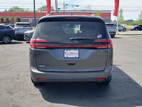 Used 2021 Chrysler Pacifica Touring-L w/ S Appearance Package FWD image 6