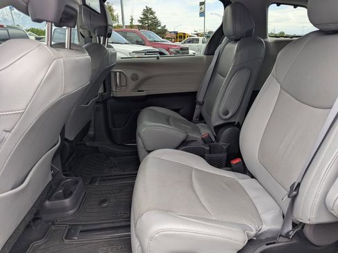Used 2024 Toyota Sienna Limited FWD image 33